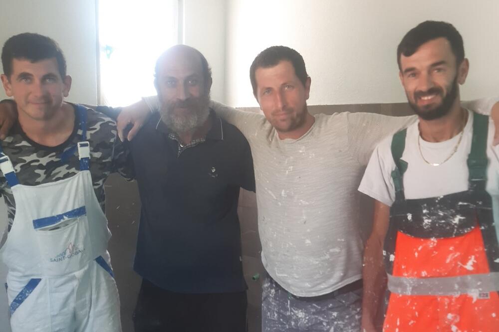 Saša Stanković sa radnicima, Foto: Privatna arhiva