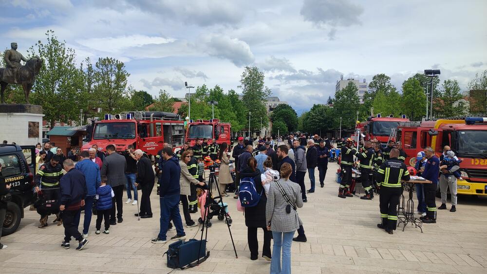 <p>Bila je to prilika da vatrogasci–spasioci Nikšićanima prezentuju opremu sa kojom raspolažu, ali i da najmlađim sugrađanima pruže mogućnost da isprobaju dio opreme, kao i da se fotografišu</p>