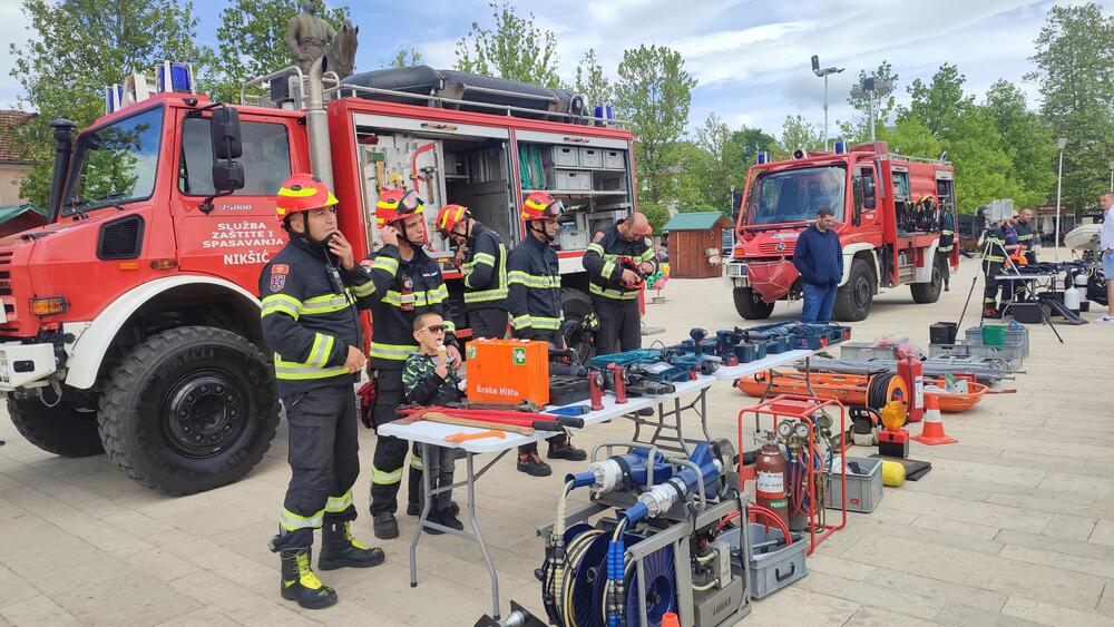 <p>Bila je to prilika da vatrogasci–spasioci Nikšićanima prezentuju opremu sa kojom raspolažu, ali i da najmlađim sugrađanima pruže mogućnost da isprobaju dio opreme, kao i da se fotografišu</p>