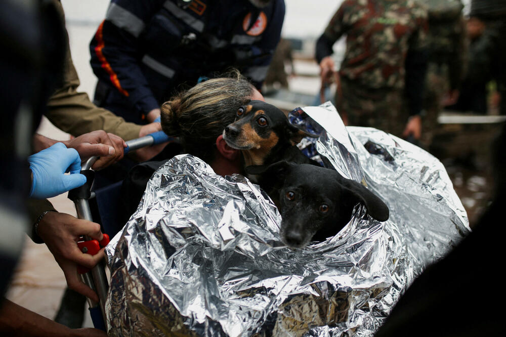 Žena i njeni psi spaseni od poplava u Porto Alegreu, Foto: Reuters