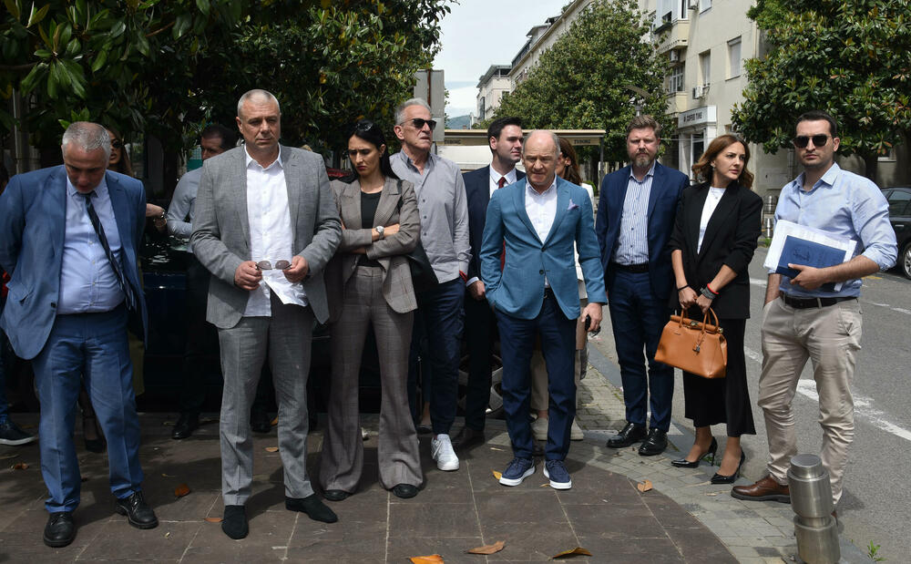 <p>Novinarima su se obratili predsjednik Advokatske komore Crne Gore Danilo Mićovic, advokatica Andrijana Razić, te advokati Zdravko Begoviċ i Damir Lekiċ</p>