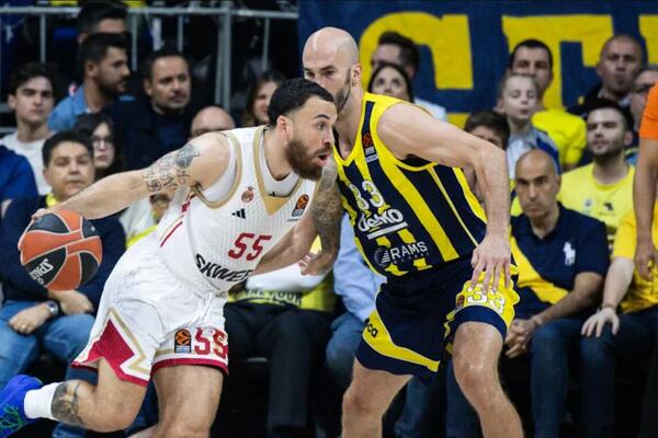 Mike James Efes'e geldi.