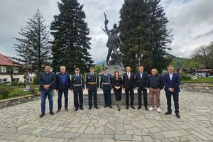 Bulatović: Flowers at the Monument to the Fallen Soldiers and a walk through the Soldiers' Square...