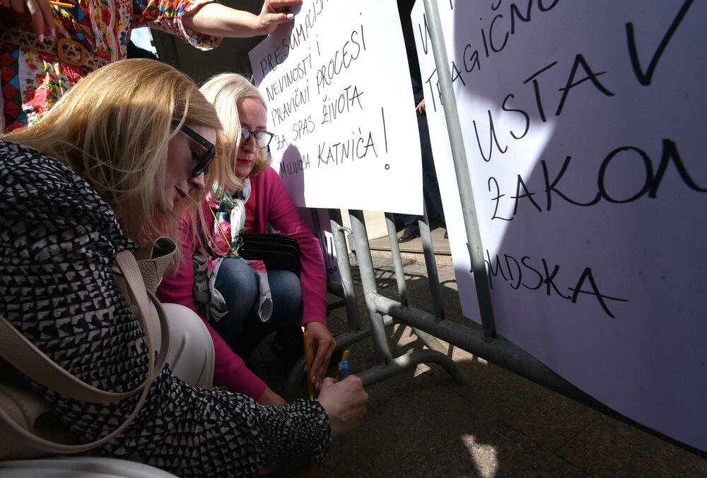 <p>Okupljeni nose transparente "Kome treba mrtav Milivoje Katnić", "Spasimo život Milivoju Katniću", "Presumpcija nevinosti i pravični procesi za spas života Milivoja Katnića", "Poštujmo prezumpciju nevinosti ne sudimo bez suda"</p>