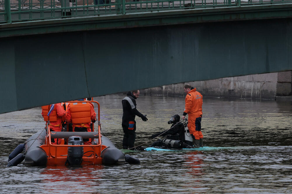 Spasioci na mjestu nesreće, Foto: Reuters