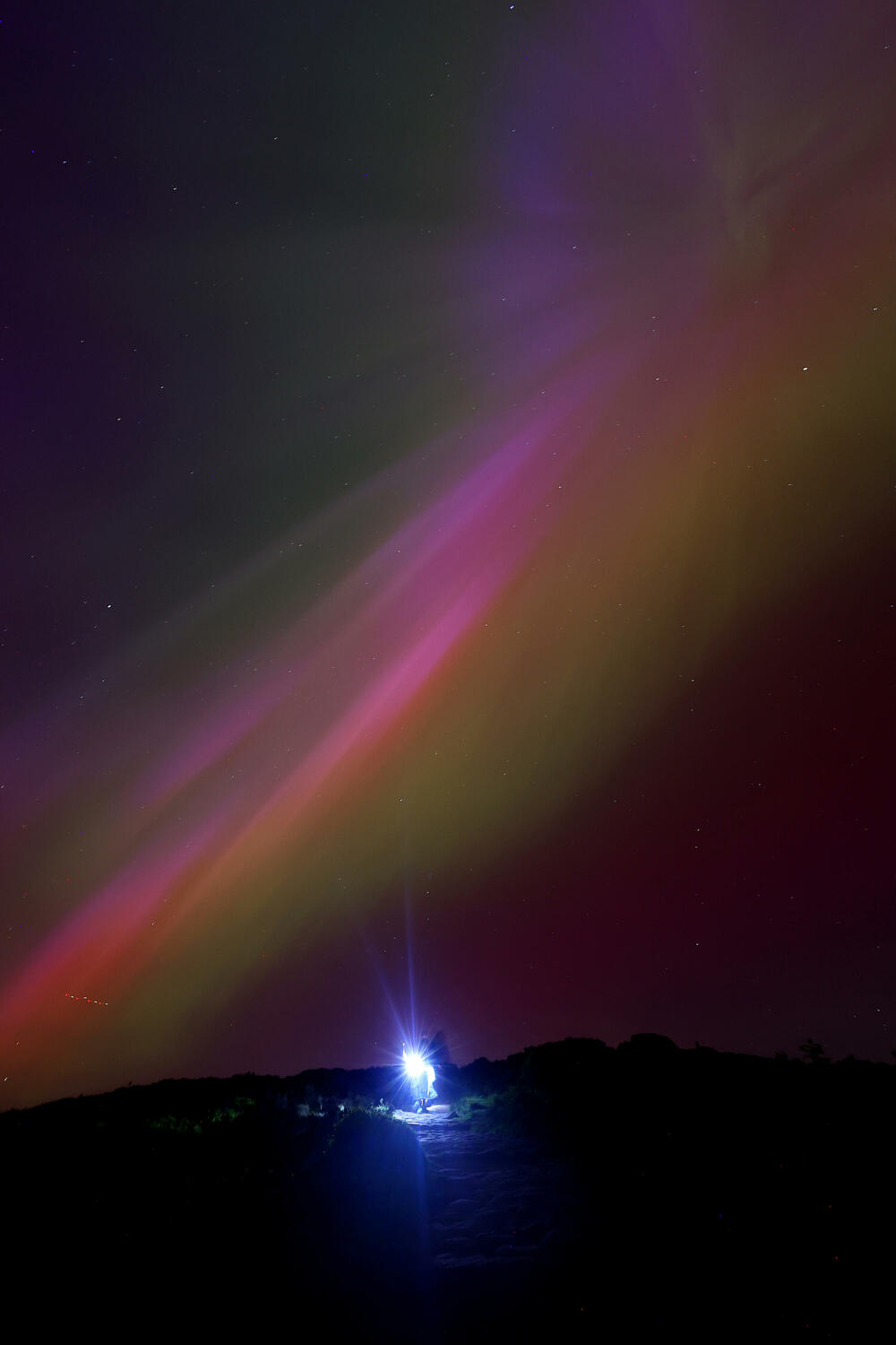 <p>Planeta Zemlja je pod udarom jake geomagnetne oluje koju izazivaju erupcije na površini Sunca do kojih je došlo prethodnih dana, što je dovelo do pojave fenomena Polarne svjetlosti (Aurora borealis)</p>
