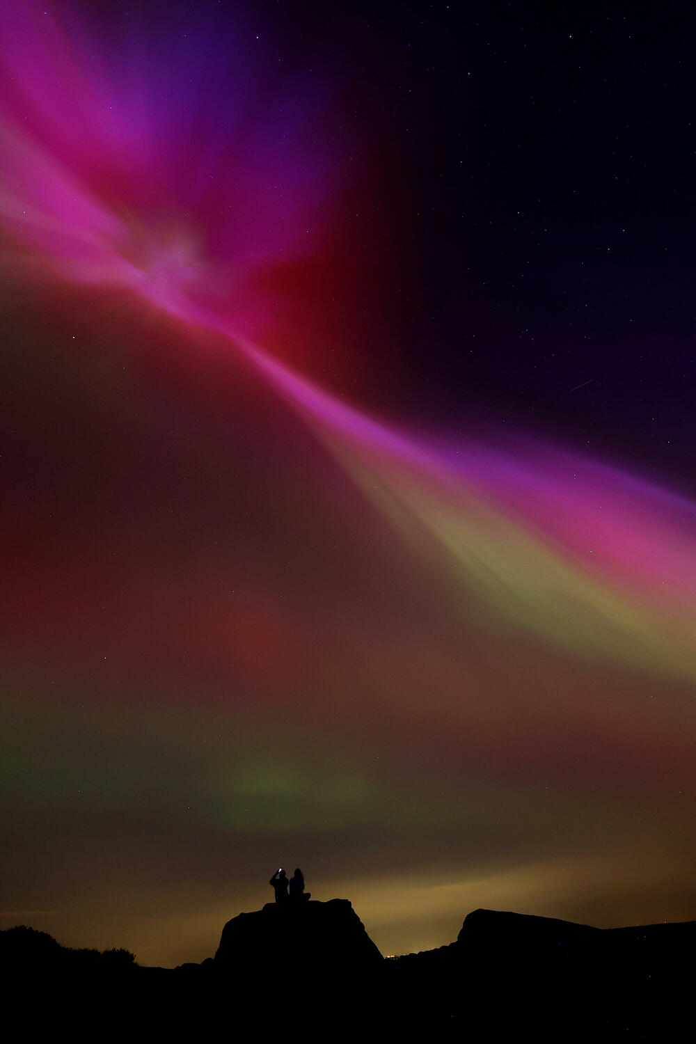 <p>Planeta Zemlja je pod udarom jake geomagnetne oluje koju izazivaju erupcije na površini Sunca do kojih je došlo prethodnih dana, što je dovelo do pojave fenomena Polarne svjetlosti (Aurora borealis)</p>