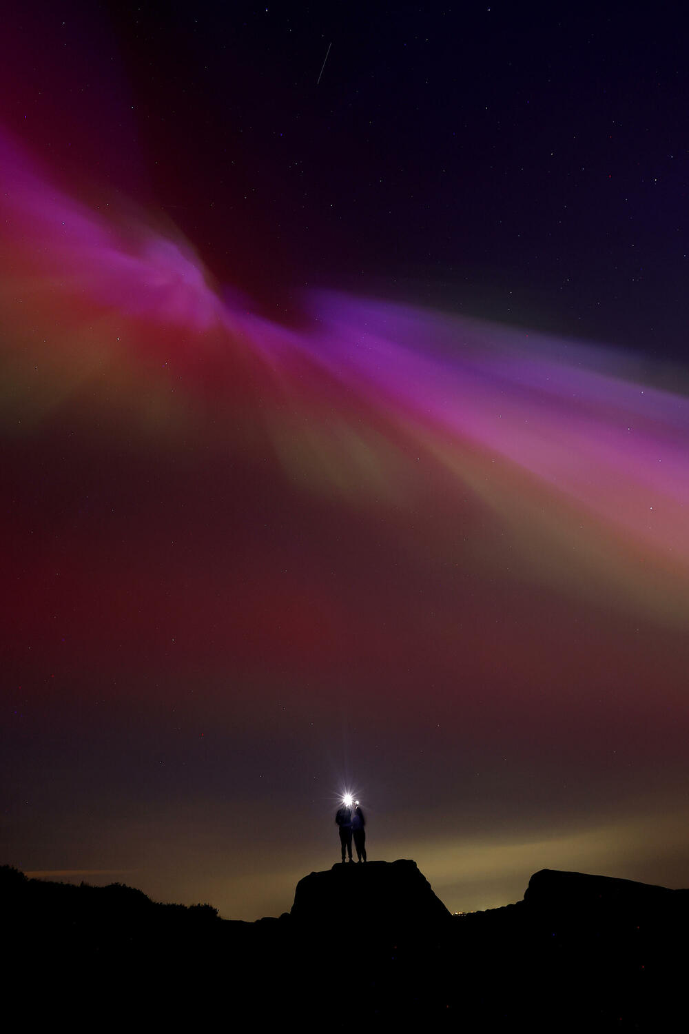 <p>Planeta Zemlja je pod udarom jake geomagnetne oluje koju izazivaju erupcije na površini Sunca do kojih je došlo prethodnih dana, što je dovelo do pojave fenomena Polarne svjetlosti (Aurora borealis)</p>