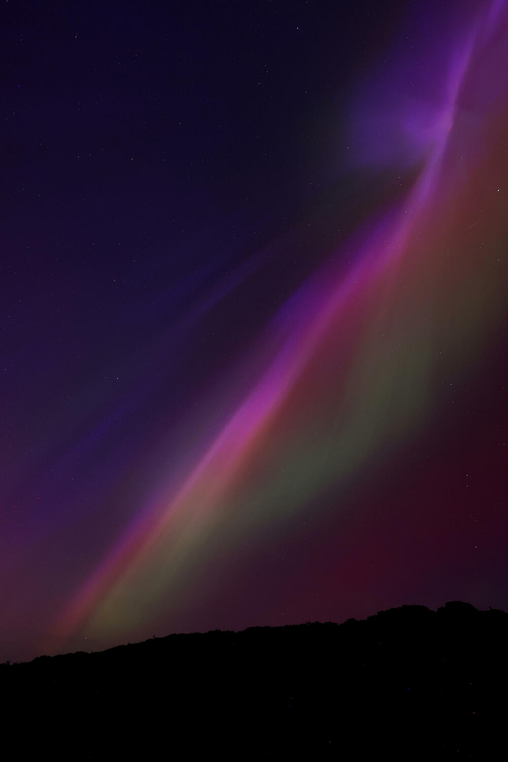 <p>Planeta Zemlja je pod udarom jake geomagnetne oluje koju izazivaju erupcije na površini Sunca do kojih je došlo prethodnih dana, što je dovelo do pojave fenomena Polarne svjetlosti (Aurora borealis)</p>