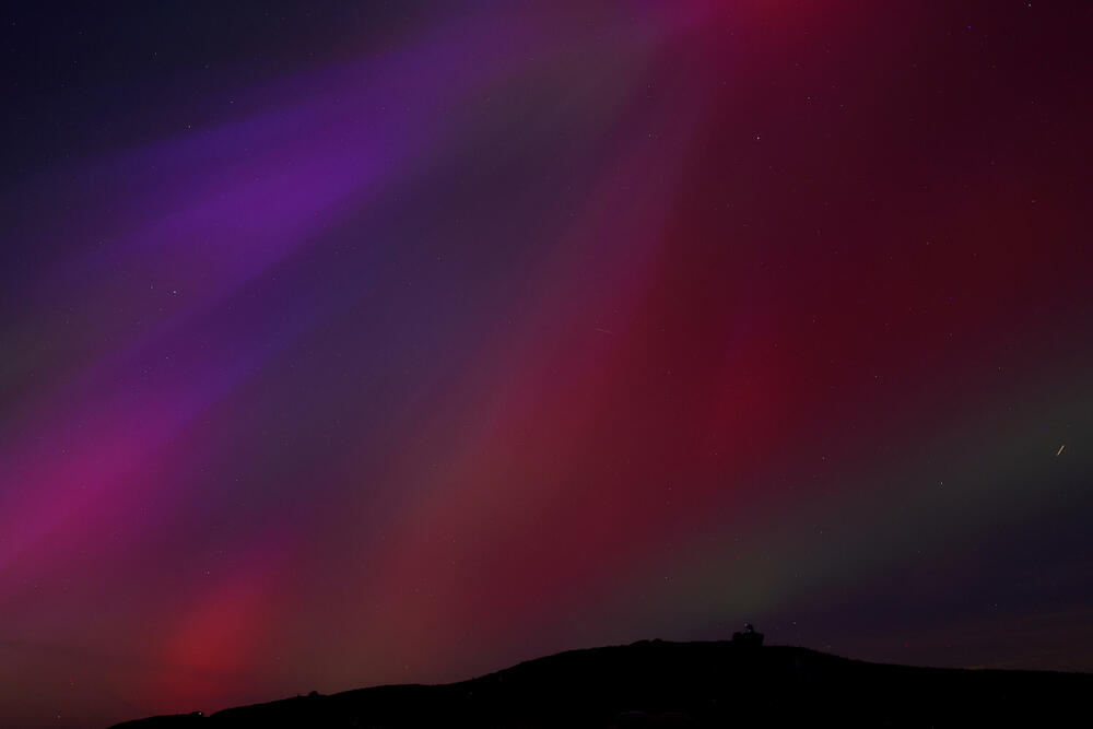 <p>Planeta Zemlja je pod udarom jake geomagnetne oluje koju izazivaju erupcije na površini Sunca do kojih je došlo prethodnih dana, što je dovelo do pojave fenomena Polarne svjetlosti (Aurora borealis)</p>