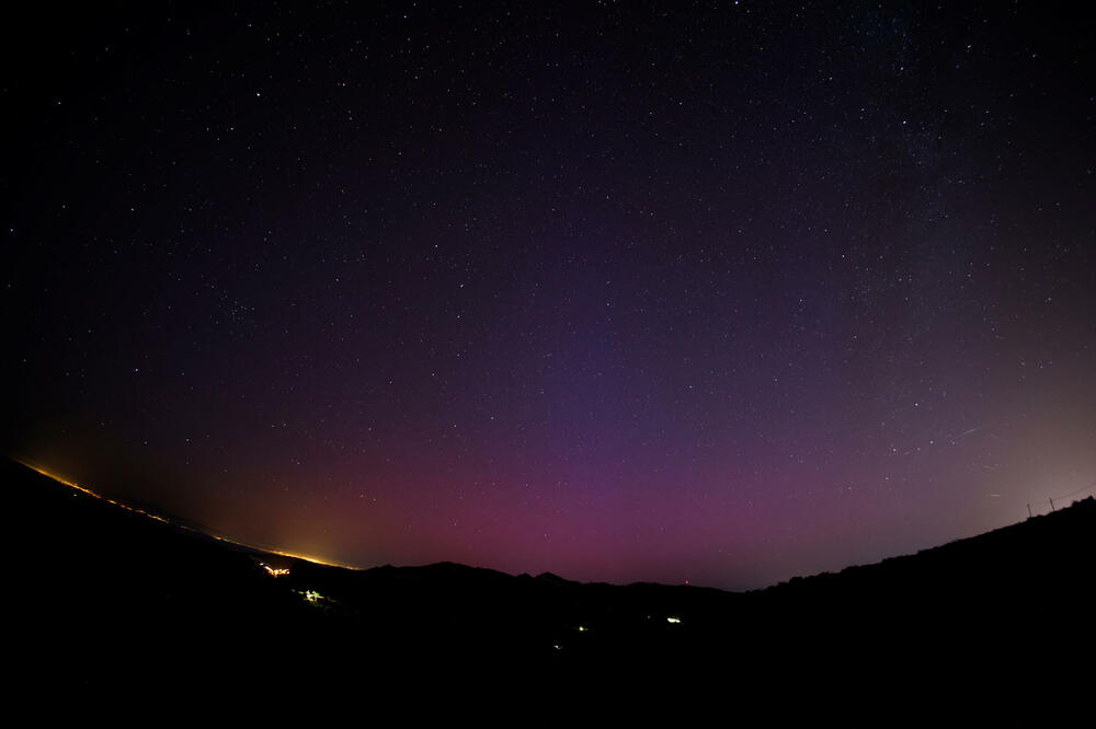 <p>Planeta Zemlja je pod udarom jake geomagnetne oluje koju izazivaju erupcije na površini Sunca do kojih je došlo prethodnih dana, što je dovelo do pojave fenomena Polarne svjetlosti (Aurora borealis)</p>