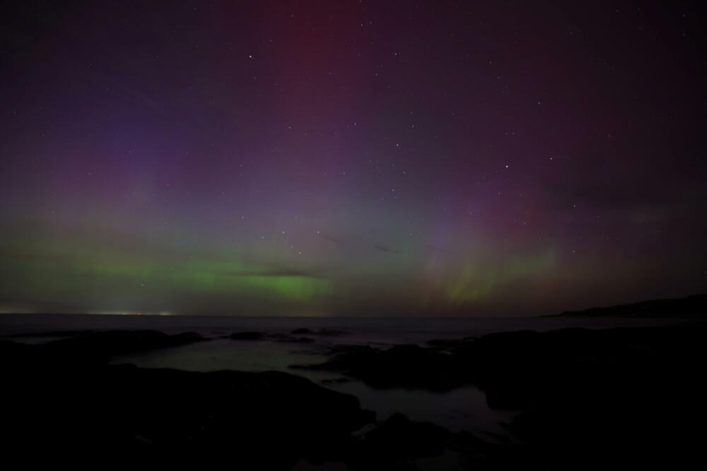 <p>Planeta Zemlja je pod udarom jake geomagnetne oluje koju izazivaju erupcije na površini Sunca do kojih je došlo prethodnih dana, što je dovelo do pojave fenomena Polarne svjetlosti (Aurora borealis)</p>