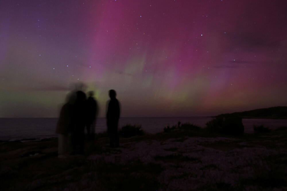 <p>Planeta Zemlja je pod udarom jake geomagnetne oluje koju izazivaju erupcije na površini Sunca do kojih je došlo prethodnih dana, što je dovelo do pojave fenomena Polarne svjetlosti (Aurora borealis)</p>