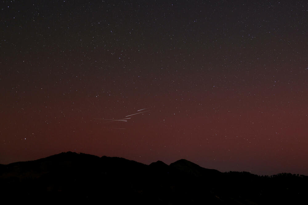 <p>Planeta Zemlja je pod udarom jake geomagnetne oluje koju izazivaju erupcije na površini Sunca do kojih je došlo prethodnih dana, što je dovelo do pojave fenomena Polarne svjetlosti (Aurora borealis)</p>