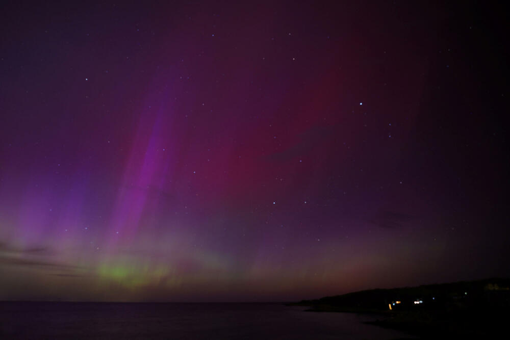 <p>Planeta Zemlja je pod udarom jake geomagnetne oluje koju izazivaju erupcije na površini Sunca do kojih je došlo prethodnih dana, što je dovelo do pojave fenomena Polarne svjetlosti (Aurora borealis)</p>