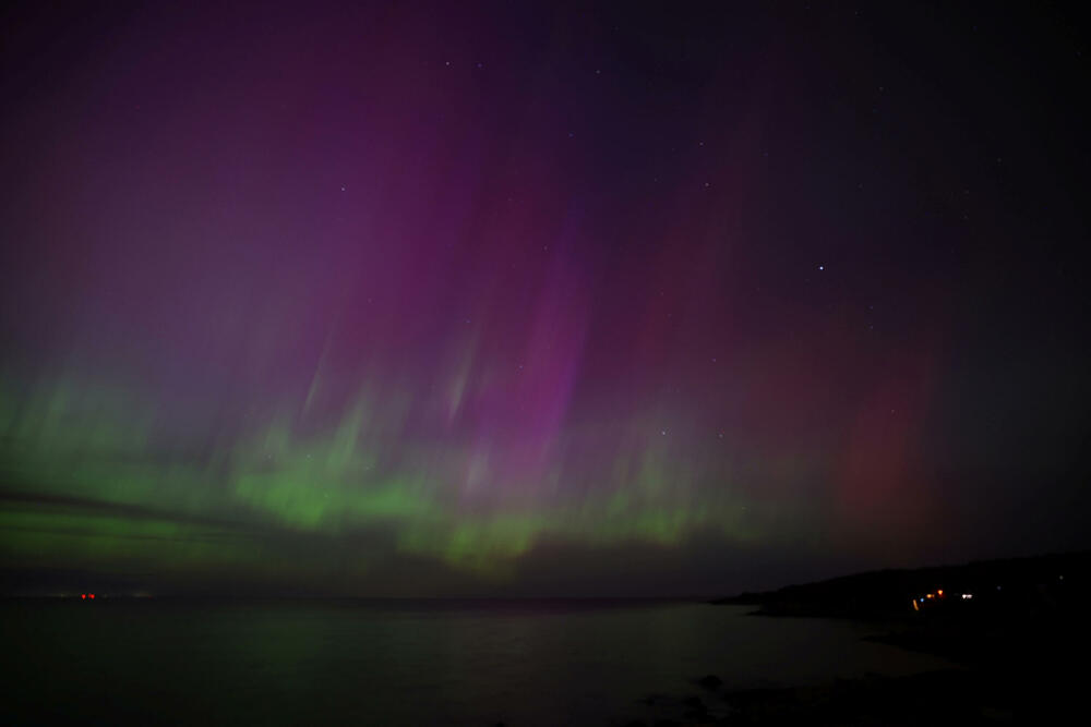 <p>Planeta Zemlja je pod udarom jake geomagnetne oluje koju izazivaju erupcije na površini Sunca do kojih je došlo prethodnih dana, što je dovelo do pojave fenomena Polarne svjetlosti (Aurora borealis)</p>