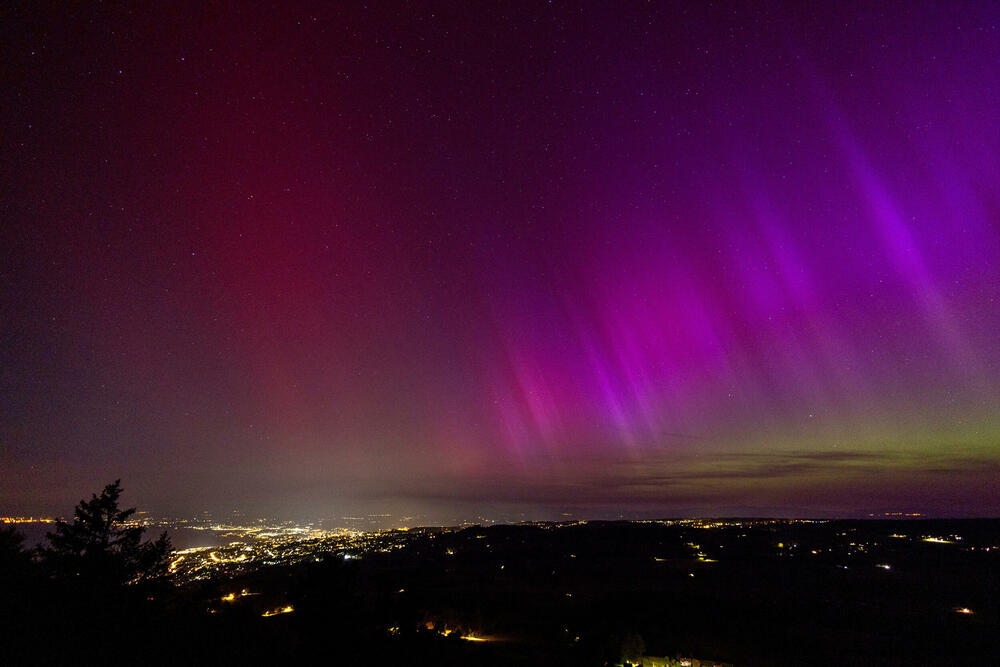 <p>Planeta Zemlja je pod udarom jake geomagnetne oluje koju izazivaju erupcije na površini Sunca do kojih je došlo prethodnih dana, što je dovelo do pojave fenomena Polarne svjetlosti (Aurora borealis)</p>