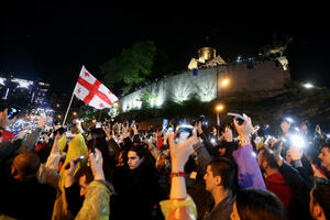 Gruzija: Oko 50.000 ljudi demonstriralo protiv zakona o "stranim...