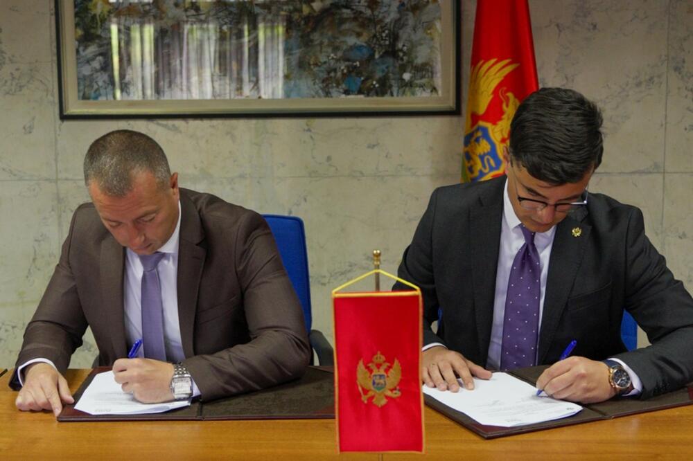Đurašković i Šaranović potpisuju Memorandum, Foto: MUP