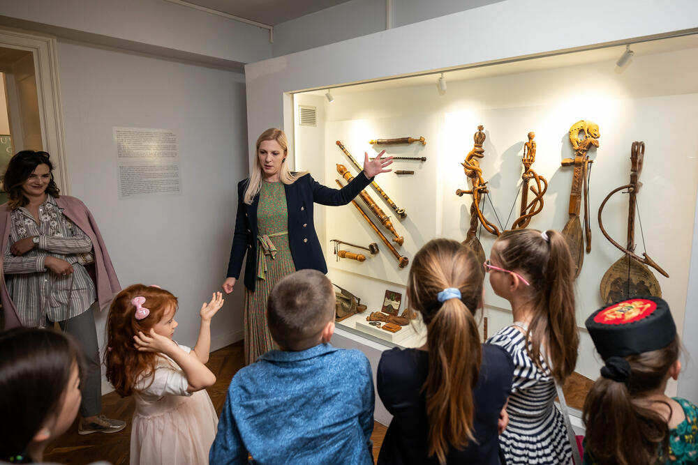 <p>"Kroz aktivnosti prilagođene dječjem uzrastu, poput obilazaka muzeja i učeśća u edukativnim interaktivnim radionicama, djeci će se predstaviti muzejski eksponati i umjetnička dijela koja se čuvaju u zbirkama muzeja širom Crne Gore, sa ciljem da se djeci približi bogata kulturna baština naše države", saopšteno je iz Kancelarija za odnose s javnošću predsjednika Crne Gore</p>