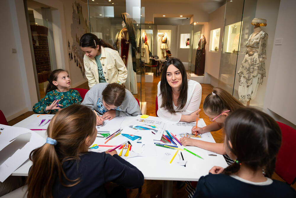 <p>"Kroz aktivnosti prilagođene dječjem uzrastu, poput obilazaka muzeja i učeśća u edukativnim interaktivnim radionicama, djeci će se predstaviti muzejski eksponati i umjetnička dijela koja se čuvaju u zbirkama muzeja širom Crne Gore, sa ciljem da se djeci približi bogata kulturna baština naše države", saopšteno je iz Kancelarija za odnose s javnošću predsjednika Crne Gore</p>