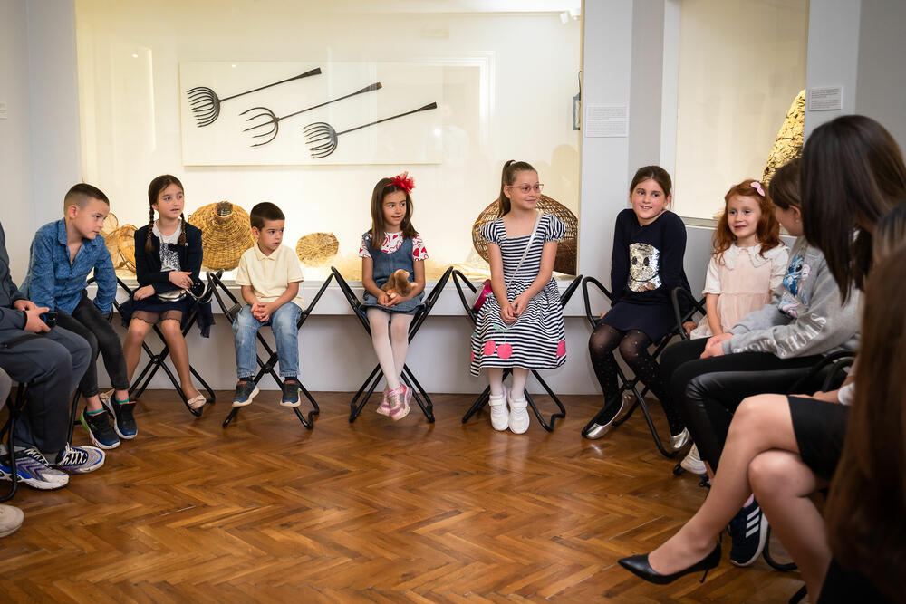 <p>"Kroz aktivnosti prilagođene dječjem uzrastu, poput obilazaka muzeja i učeśća u edukativnim interaktivnim radionicama, djeci će se predstaviti muzejski eksponati i umjetnička dijela koja se čuvaju u zbirkama muzeja širom Crne Gore, sa ciljem da se djeci približi bogata kulturna baština naše države", saopšteno je iz Kancelarija za odnose s javnošću predsjednika Crne Gore</p>