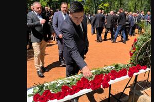 Officials of DNP, Prava and Slobodna laid flowers on the grave...
