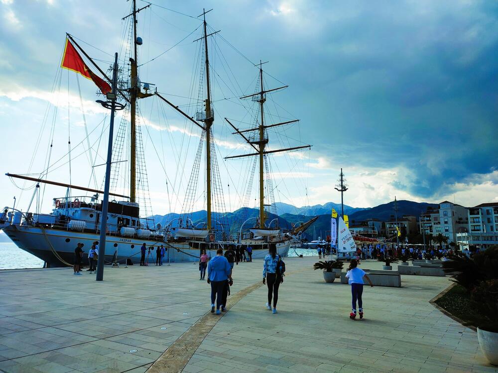 <p>Sajam je održan u sklopu 3. Festivala vjetra u Tivtu koji organizuje Jedriličarski klub "Delfin" u saradnji i uz podršku Opštine i Turističke organizacije Tivat<br /> </p>