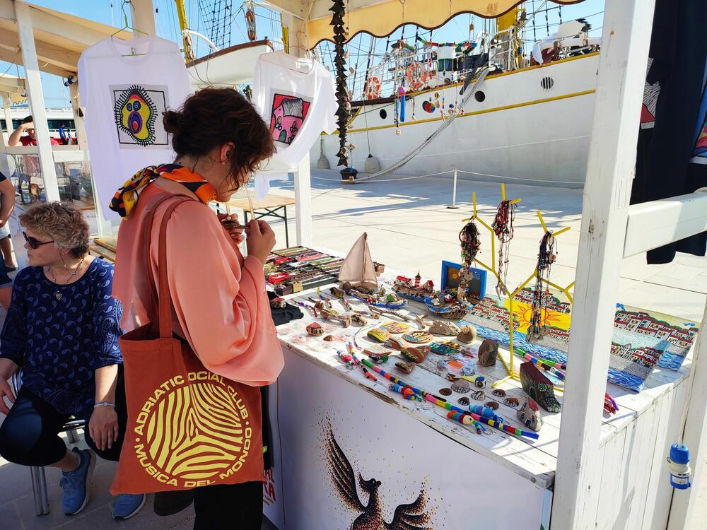 <p>Sajam je održan u sklopu 3. Festivala vjetra u Tivtu koji organizuje Jedriličarski klub "Delfin" u saradnji i uz podršku Opštine i Turističke organizacije Tivat<br /> </p>