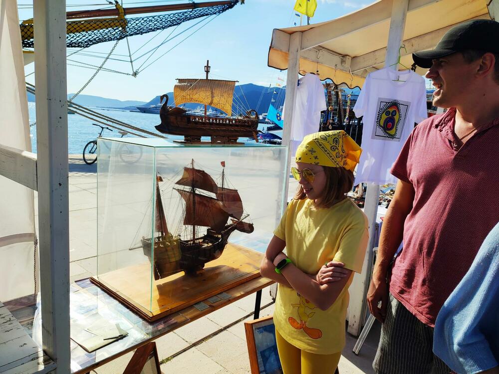 <p>Sajam je održan u sklopu 3. Festivala vjetra u Tivtu koji organizuje Jedriličarski klub "Delfin" u saradnji i uz podršku Opštine i Turističke organizacije Tivat<br /> </p>