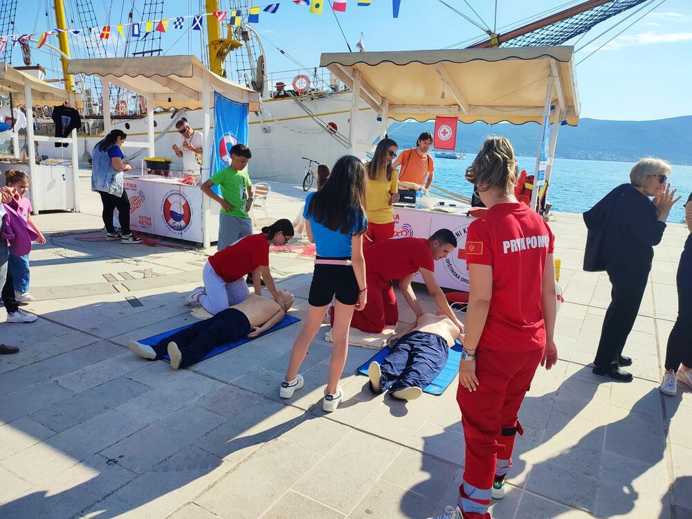 <p>Sajam je održan u sklopu 3. Festivala vjetra u Tivtu koji organizuje Jedriličarski klub "Delfin" u saradnji i uz podršku Opštine i Turističke organizacije Tivat<br /> </p>