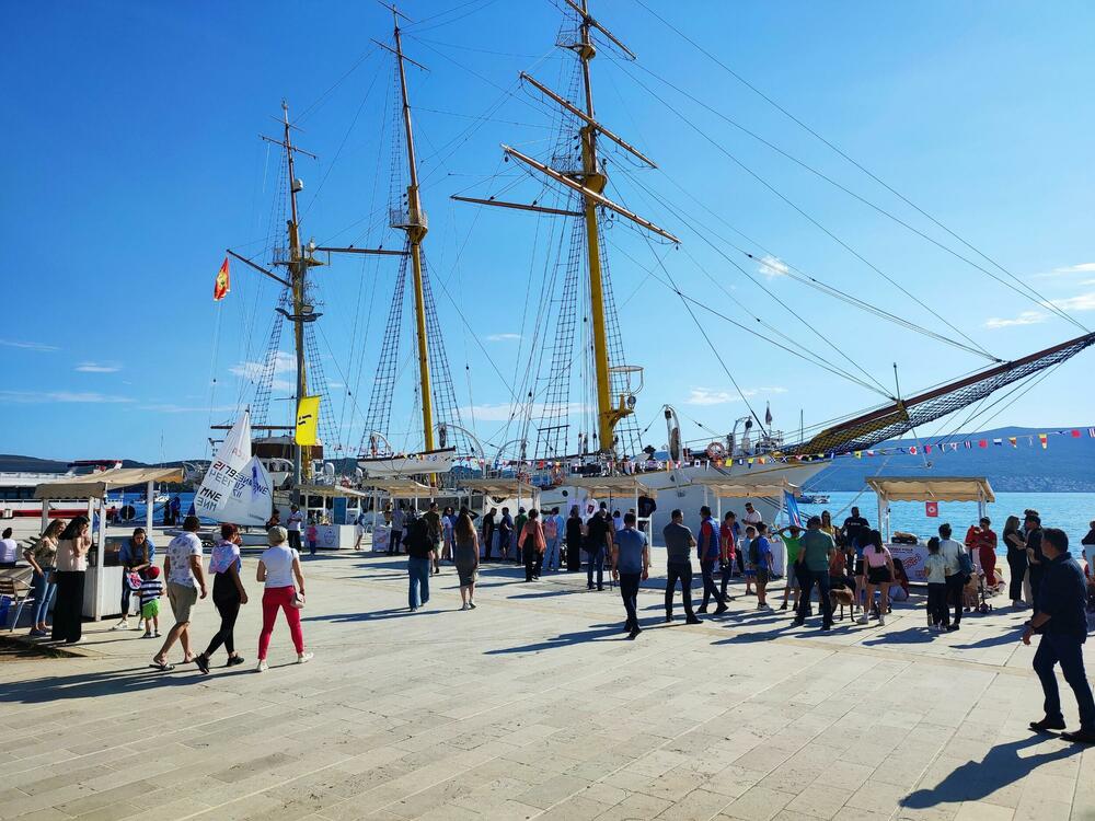 <p>Sajam je održan u sklopu 3. Festivala vjetra u Tivtu koji organizuje Jedriličarski klub "Delfin" u saradnji i uz podršku Opštine i Turističke organizacije Tivat<br /> </p>