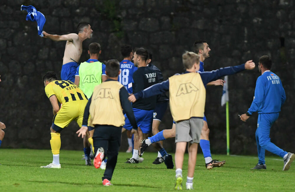 <p>Vaterpolisti Primorca juče su nakon 16 godina osvojili titulu, a fudbaleri Bokelja pobjedom nad Otrantnom došli na korak od povratka u Prvu ligu nakon sedam godina - u Kotoru ovih dana ima dosta razloga za slavlje</p>