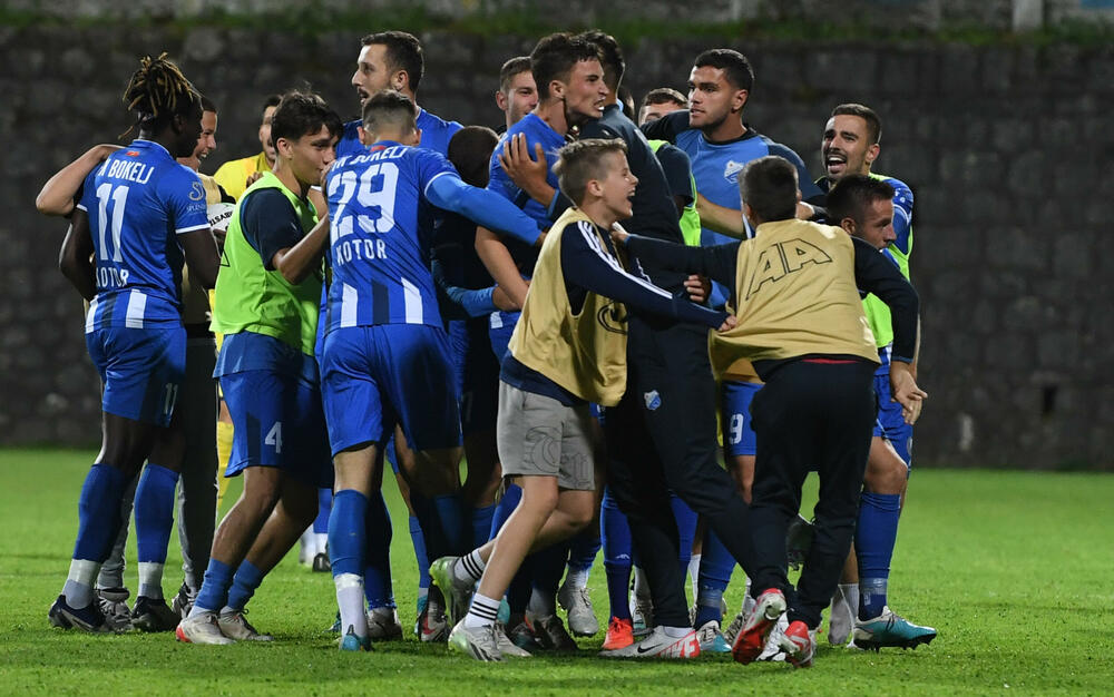 <p>Vaterpolisti Primorca juče su nakon 16 godina osvojili titulu, a fudbaleri Bokelja pobjedom nad Otrantnom došli na korak od povratka u Prvu ligu nakon sedam godina - u Kotoru ovih dana ima dosta razloga za slavlje</p>