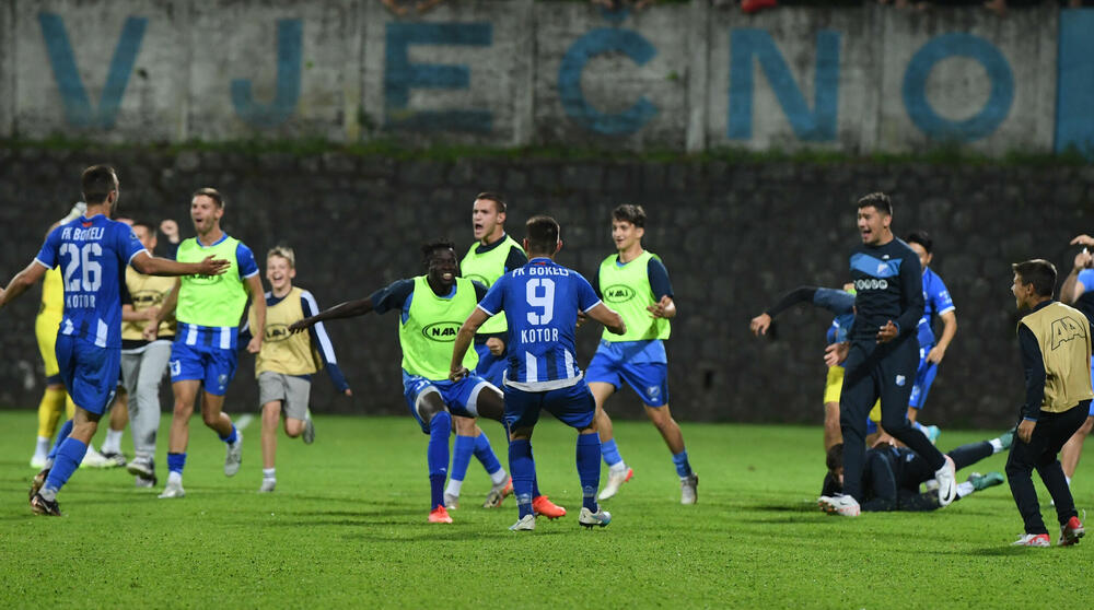 <p>Vaterpolisti Primorca juče su nakon 16 godina osvojili titulu, a fudbaleri Bokelja pobjedom nad Otrantnom došli na korak od povratka u Prvu ligu nakon sedam godina - u Kotoru ovih dana ima dosta razloga za slavlje</p>