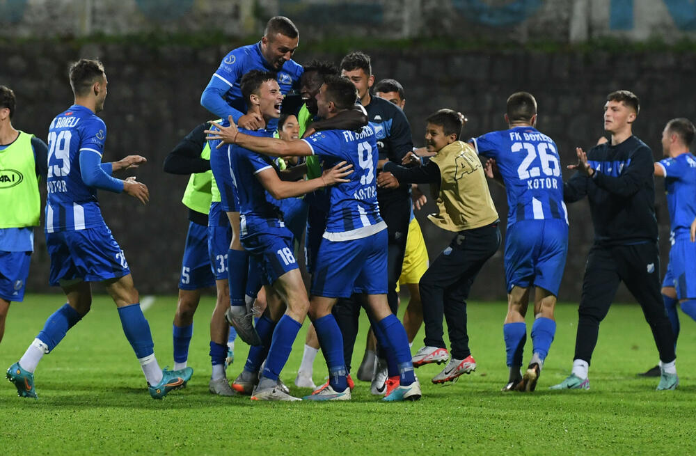 <p>Vaterpolisti Primorca juče su nakon 16 godina osvojili titulu, a fudbaleri Bokelja pobjedom nad Otrantnom došli na korak od povratka u Prvu ligu nakon sedam godina - u Kotoru ovih dana ima dosta razloga za slavlje</p>