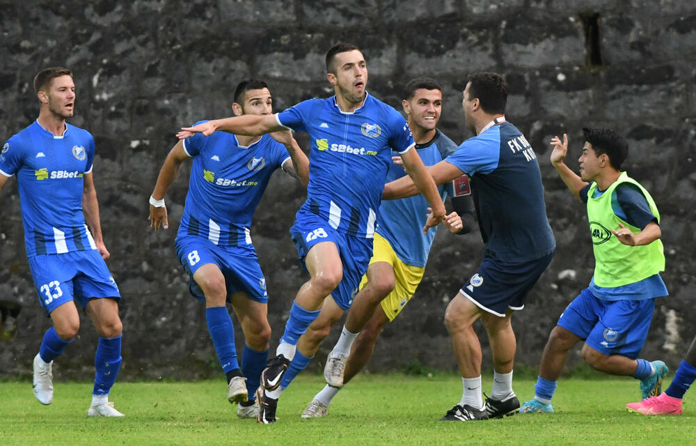 <p>Vaterpolisti Primorca juče su nakon 16 godina osvojili titulu, a fudbaleri Bokelja pobjedom nad Otrantnom došli na korak od povratka u Prvu ligu nakon sedam godina - u Kotoru ovih dana ima dosta razloga za slavlje</p>