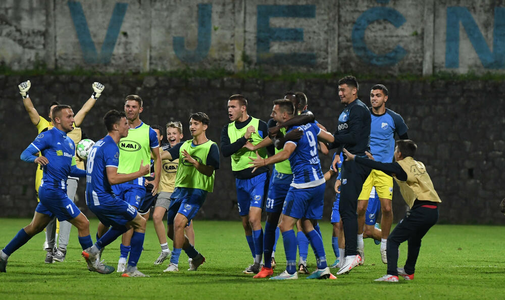 <p>Vaterpolisti Primorca juče su nakon 16 godina osvojili titulu, a fudbaleri Bokelja pobjedom nad Otrantnom došli na korak od povratka u Prvu ligu nakon sedam godina - u Kotoru ovih dana ima dosta razloga za slavlje</p>