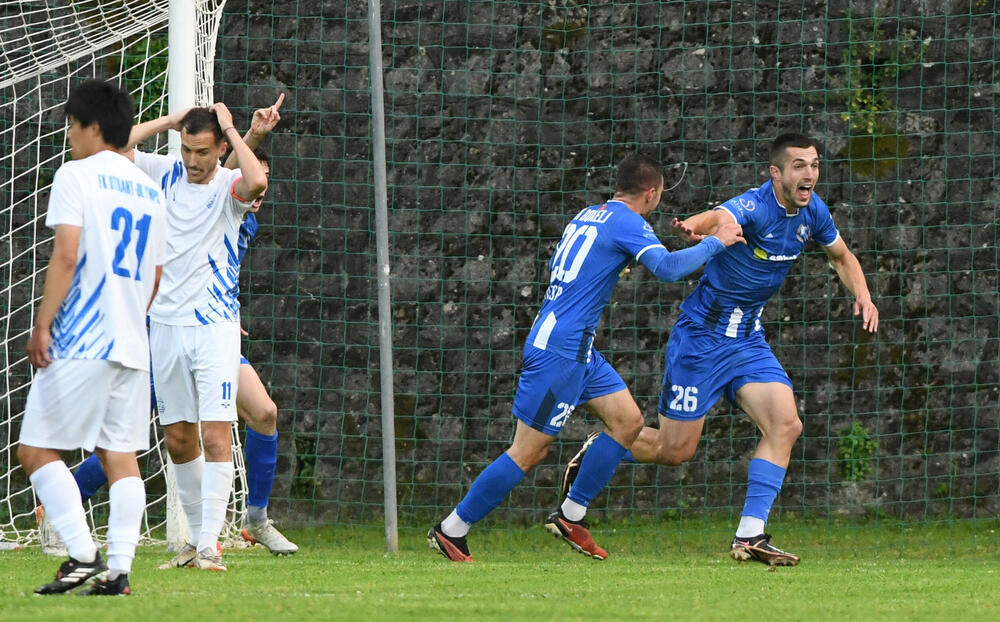 <p>Vaterpolisti Primorca juče su nakon 16 godina osvojili titulu, a fudbaleri Bokelja pobjedom nad Otrantnom došli na korak od povratka u Prvu ligu nakon sedam godina - u Kotoru ovih dana ima dosta razloga za slavlje</p>