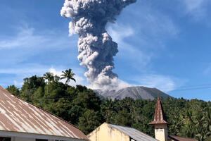 New eruption of the Ibu volcano in Indonesia: Erupted ash at a height of...