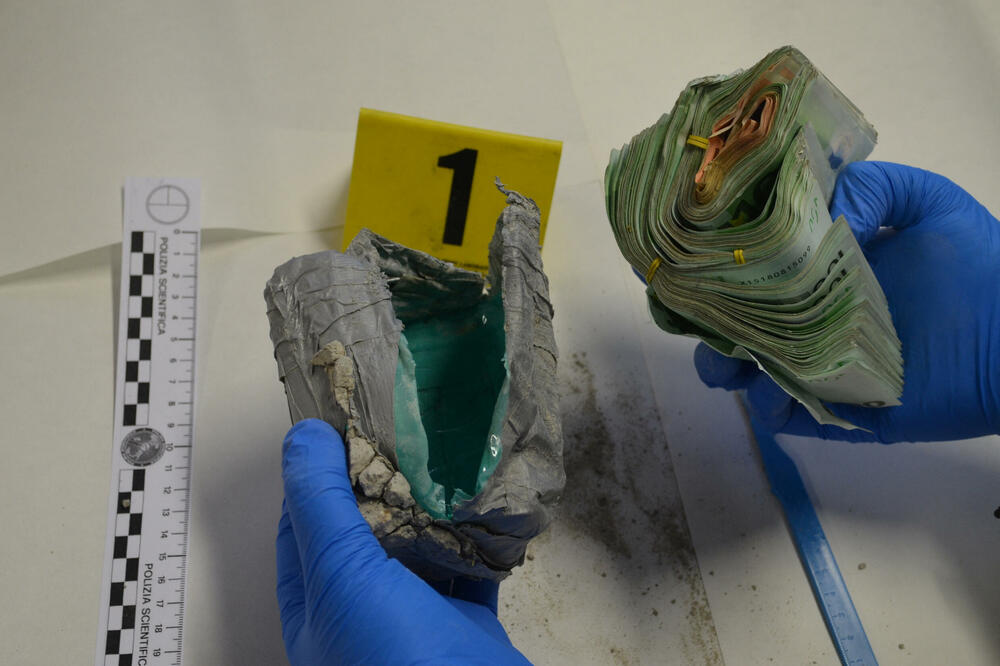 Policajac rukuje novcem zaplijenjenim tokom operacije protiv Ndrangete (6. septembar 2019.) (ilustracija), Foto: Reuters/ Polizia di Stato