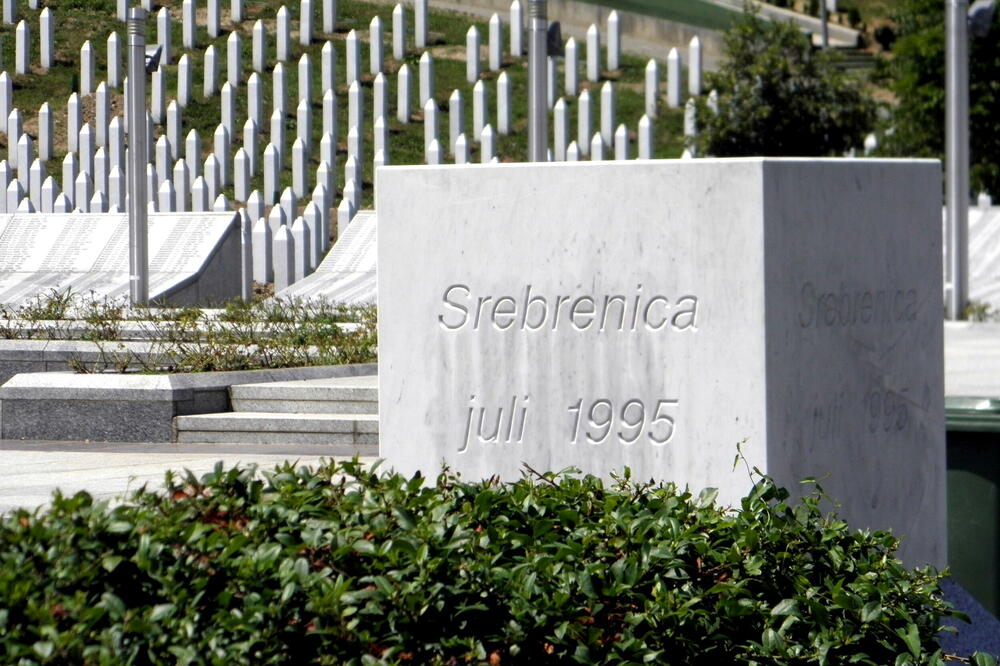 Spomen-obilježje žrtvama genocida u Srebrenici sa nadgrobnim spomenicima u pozadini, Foto: Shutterstock