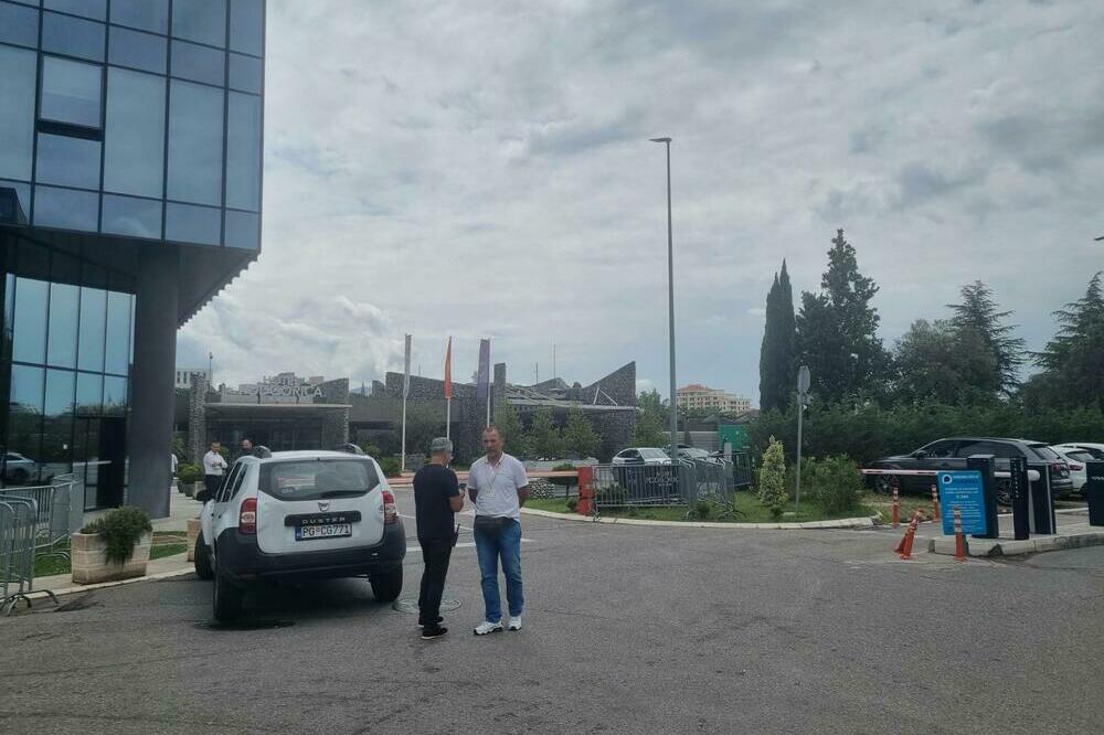 Inspektori ispred hotela “Podgorica”, Foto: Nikola Milosavić Aleksić