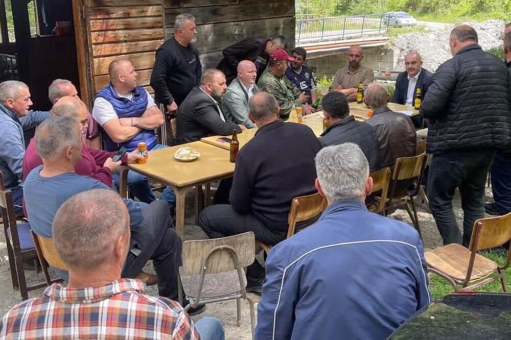 Joković s poljoprivrednicima iz Andrijevice, Foto: SNP