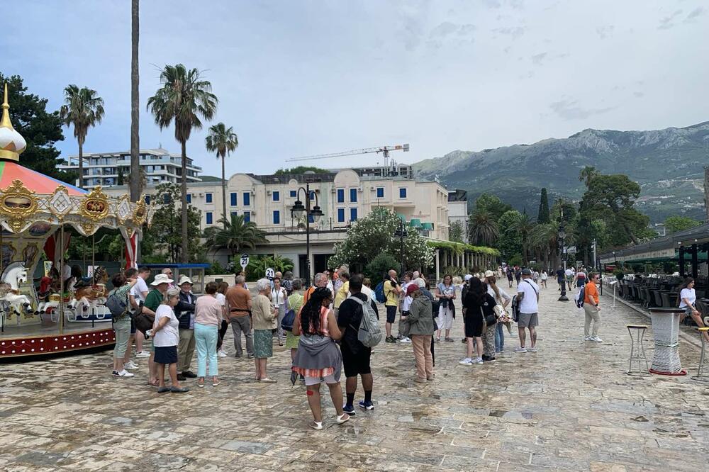 Detalj ispred hotela "Mogren", Foto: Vuk Lajović