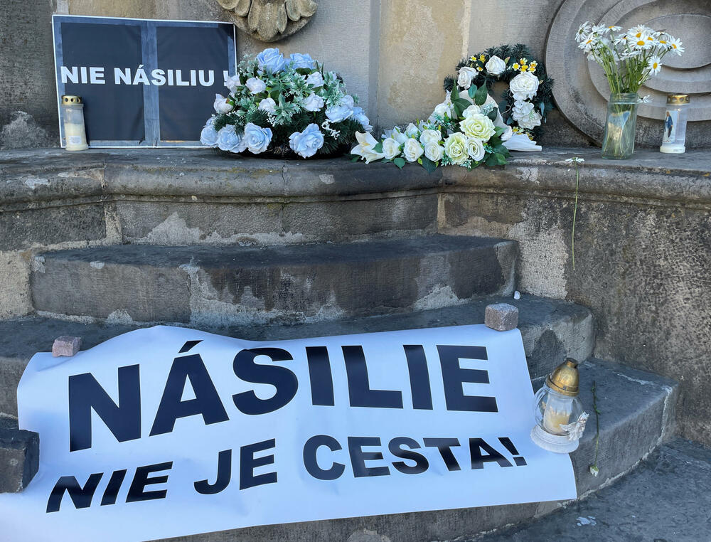 Cvijeće i natpis 'Nasilje nije put' u Banskoj Bistrici