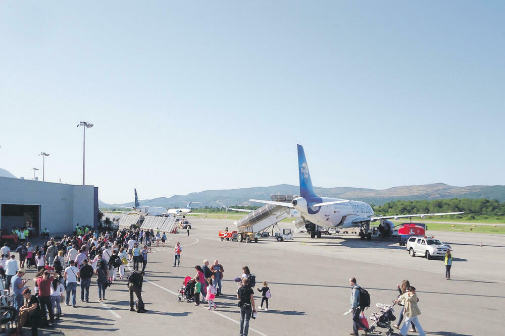 Od početka godine promet od 110.504 putnika: Aerodrom Tivat, Foto: Siniša Luković