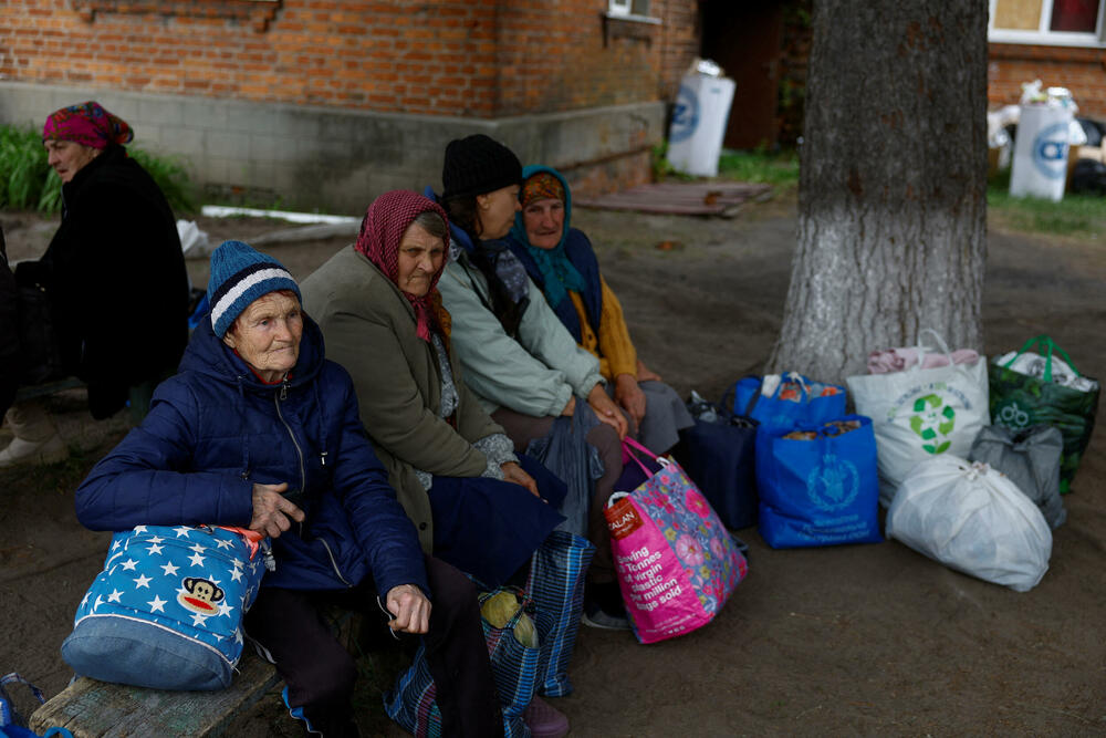 Ukrajinke iz Vovčanska čekaju autobus za evakuaciju u Harkov
