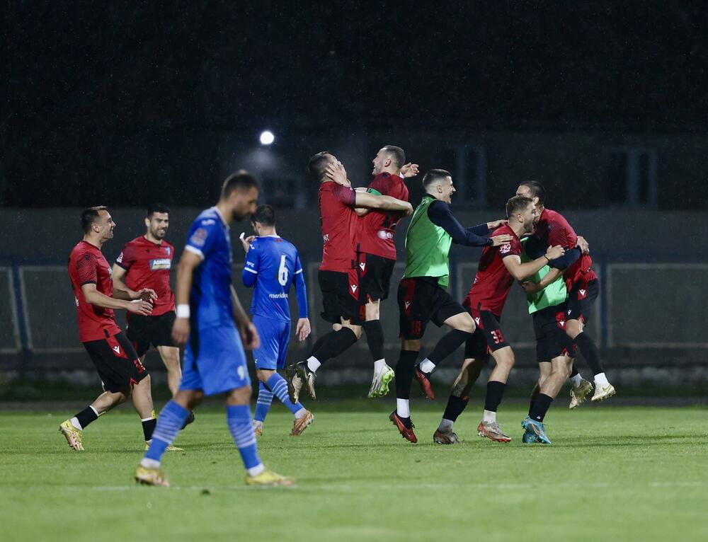 <p>Prvi put u klupskoj istoriji fudbaleri Dečića osvojili su trofej, i to najveći na domaćoj sceni - titulu prvaka</p>