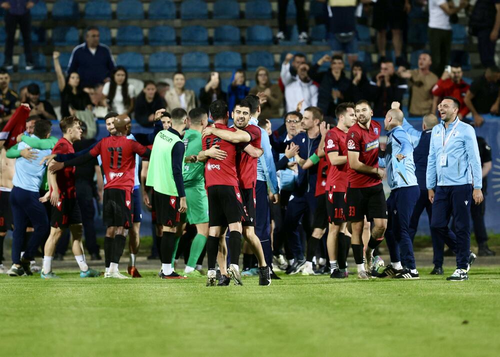 <p>Prvi put u klupskoj istoriji fudbaleri Dečića osvojili su trofej, i to najveći na domaćoj sceni - titulu prvaka</p>